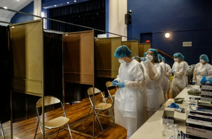 des infirmières se préparent pour une campagne de dépistage du Covid-19 au Havre, Normandie, le 14 décembre 2020