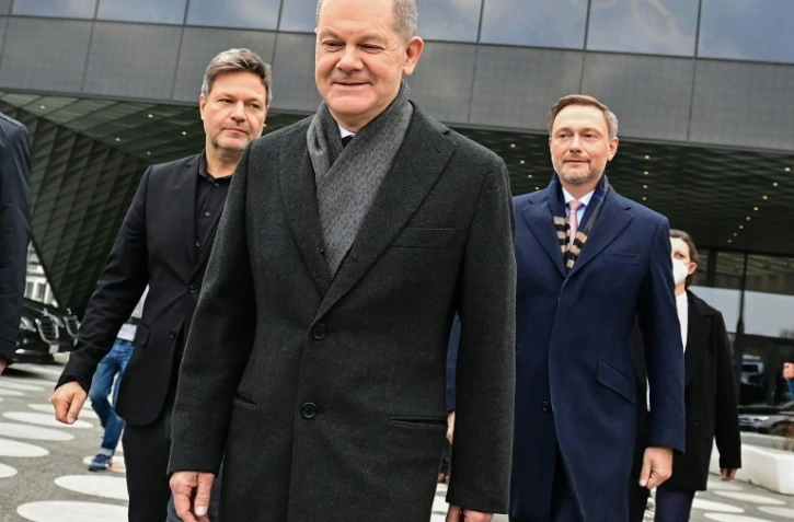 Le futur chancelier social-démocrate allemand Olaf Scholz (c), devant Robert Habeck (g), dirigeant des Verts et futur ministre de l'Economie et de la Protection du climat, et le leader des libéraux et futur ministre des Finances, Christian Lindner, à Berlin, le 7 décembre 2021
