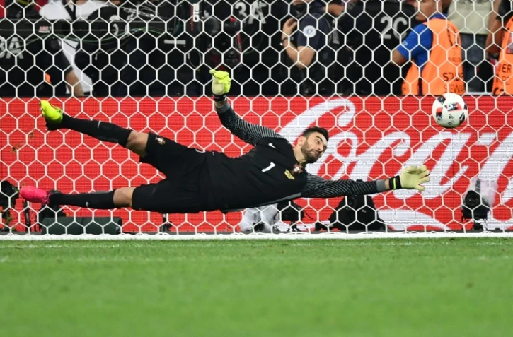 Le gardien portugais Rui Patricio stoppe un tir au but face à la Pologne en quarts de l'Euro au Vélodrome, le 30 juin 2016