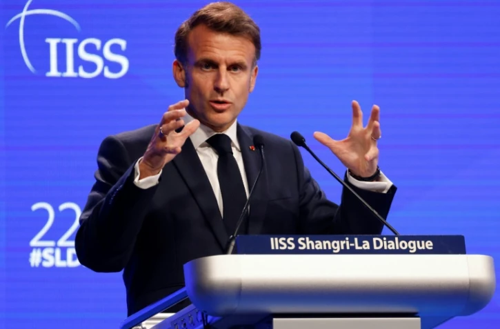 Le président français Emmanuel Macron prononce un discours à l'ouverture du Shangri-La Dialogue Summit à Singapour, le 30 mai 2025