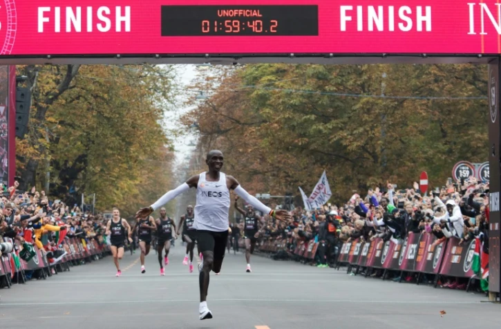 Le Kenyan Eliud Kipchoge, équipé par Nike, est devenu le premier homme à franchir la barre des deux heures sur la distance du marathon (42,195km) le 12 octobre à Vienne