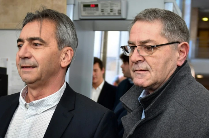 Les deux anciens pilotes de chasse Pascal Fauret (d) et Bruno Odos arrivent à la cour d'assises spéciale des Bouches-du-Rhône pour le procès d'"Air Cocaïne", le 18 février 2019 à Aix-en-Provence
