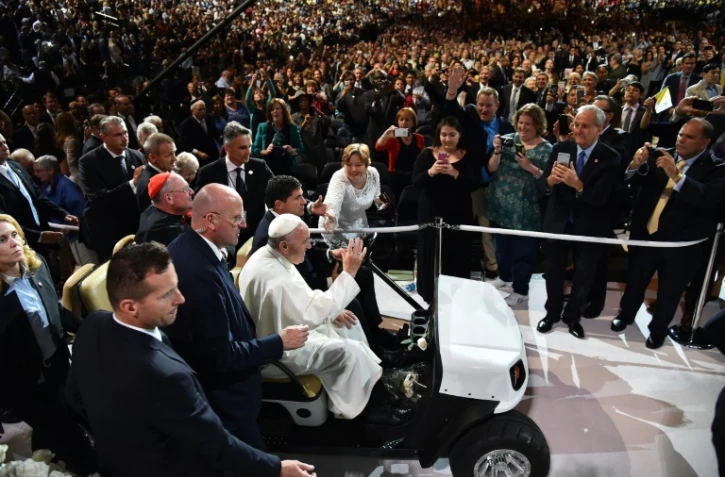 Le pape François acclamé par la foule des fidèles à son arrivée au Madison Square Garden le 25 septembre 2015 à New York