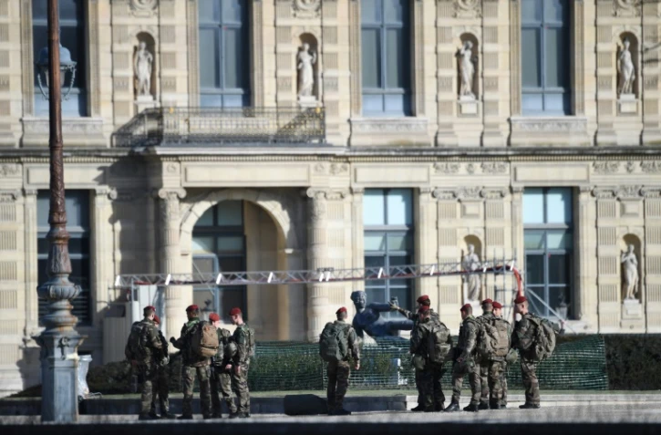 Des soldats près du Louvre à Paris, le 3 février 2017