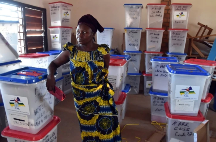 Une femme au milieu de matériel de vote avant le scrutin présidentiel en Centrafrique, le 13 février 2016