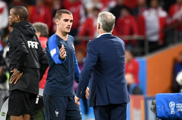 L'entraîneur des Bleus Didier Deschamps (d) congratule Antoine Griezmann à la fin du match contre le Pérou au Mondial, le 21 juin 2018 à Ekaterinbourg