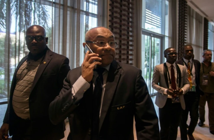Le président de la CAF Ahmad Ahmad (c) au téléphone à sa sortie de la réunion extraordinaire à Accra visant à retirer l'organisation de la CAN-2019 au Cameroun le 30 novembre 2018