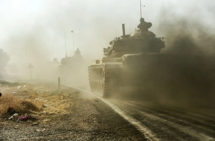 Des chars de l'armée turque font route vers la ville syrienne de Jarablos le 25 août 2016