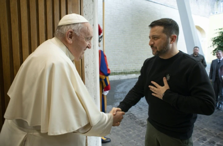 Photo transmise par les services du Vatican montrant le président ukrainien Volodymyr Zelensky accueilli par le pape François, le 13 mai 2023 au Vatican
