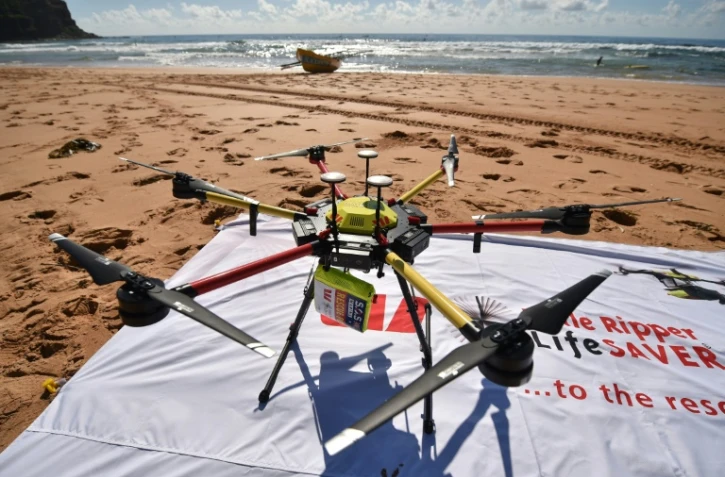 Un drone utilisé pour la surveillance des requins sur la plage de Bilgola au nord de Sydney le 10 décembre 2017