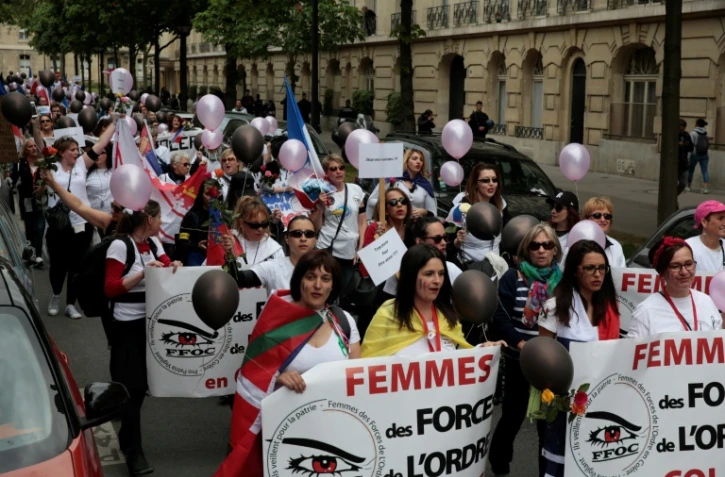 Environ 200 épouses de membres des forces de l'ordre, "en colère", ont manifesté le 22 avril 2017 autour du Champ-de-Mars à Paris, deux jours après l'attentat qui a coûté la vie à un policier sur les Champs-Elysées