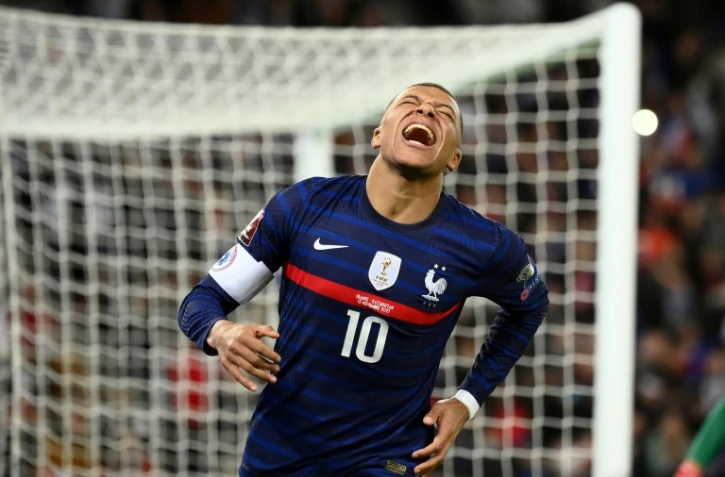 La joie de l'attaquant Kylian Mbappé, auteur d'un quadruplé face au Kazakhstan, lors des éliminatoires de la Coupe du monde 2022 au Qatar, le 13 novembre 2021 au Parc des Princes à Paris
