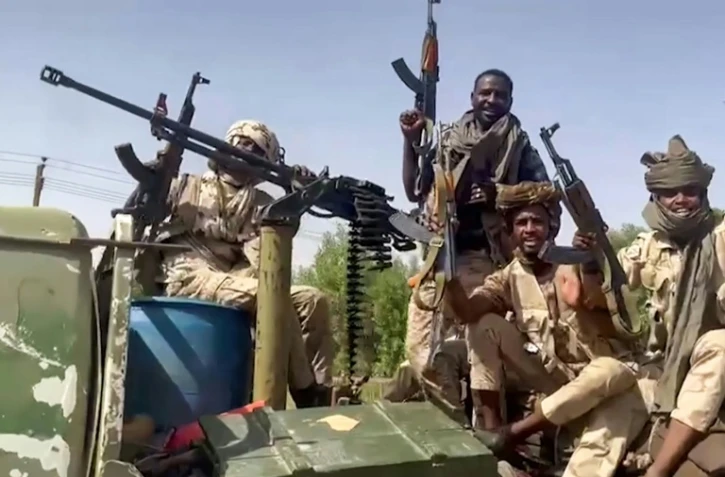 Image tirée d'une vidéo des Forces de soutien rapide (FSR), montrant des paramilitaires à bord d'un pick-up, le 23 avril 2023 dans la région de Khartoum, au Soudan