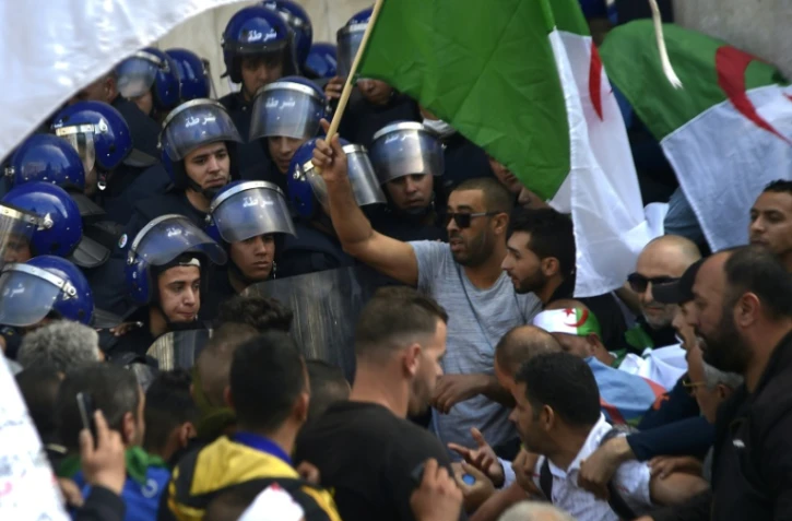 Manifestants et policiers à Alger le 12 avril 2019