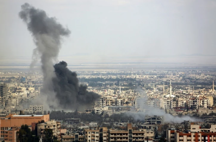 De la fumée provenant de zones ciblées par les bombardements de l'armée syrienne sur les villes de Douma et Harasta, le 28 février 2018