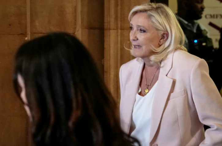 Marine Le Pen, présidente du groupe parlementaire du Rassemblement national (RN), arrive à la cour d'appel de Paris le 7 juillet 2026 pour assister au prononcé du verdict en appel concernant d'anciens et d'actuels membres du parti, poursuivis pour détournement de fonds publics européens dans l'affaire des emplois présumés fictifs au Parlement européen