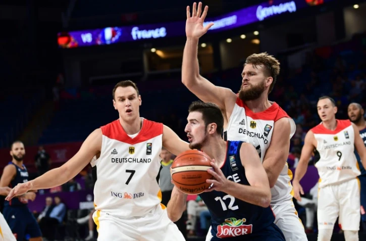 Le Français Nando de Colo (c) à la lutte avec les Allemands Johannes Voigtmann (g) et Danilo Barthe (d) en 8e de finale de l'Euro de basket, le 9 septembre 2017 à Istanbul
