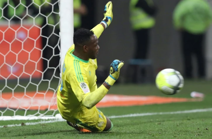 Le gardien de but de l'Olympique de Marseille Steve Mandanda bloque un penalty, le 1er octobre 2017, contre Nice au stade niçois Allianz Riviera