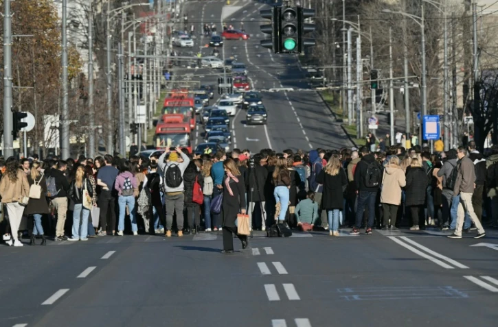 Des manifestants bloquent une rue de Belgrade pour protester contre le résultat des législatives, le 25 décembre 2023 en Serbie