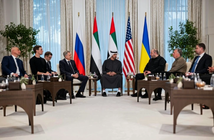Photo prise et publiée par la Cour présidentielle des Émirats arabes unis, le 23 janvier 2026, montrant le président des Émirats arabes unis, Cheikh Mohamed ben Zayed al-Nahyan (c), et les chefs des délégations participant aux pourparlers trilatéraux organisés par les Émirats arabes unis entre les États-Unis, la Russie et l'Ukraine, au palais Al Shati à Abou Dhabi