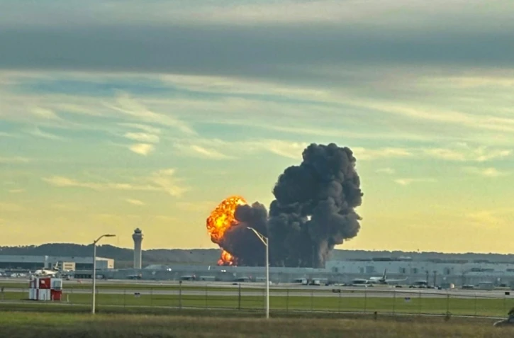 Photo fournie par Levi Dean montrant de la fumée et des flammes au-dessus du site du crash d'un avion cargo UPS à l'extérieur de l'aéroport international de Louisville, dans le Kentucky, le 4 novembre 2025