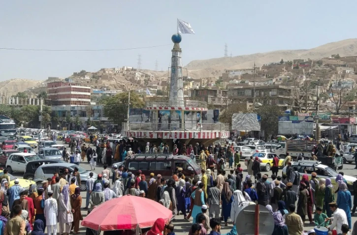 Un drapeau taliban flotte sur un kiosque de la place principale de Pul-e-Khumri, en Afghanistan, le 11 août 2021 