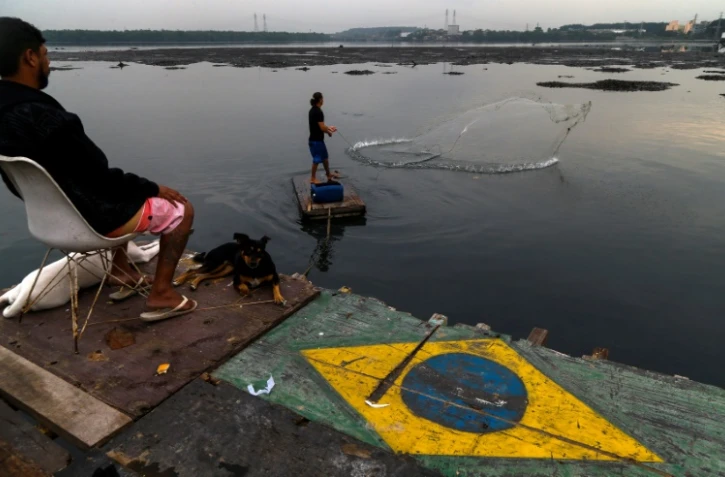 Pêche dans la favela sur pilotis Dique da Vila Gilda, à Santos (sud-est du Brésil), le 10 juin 2021