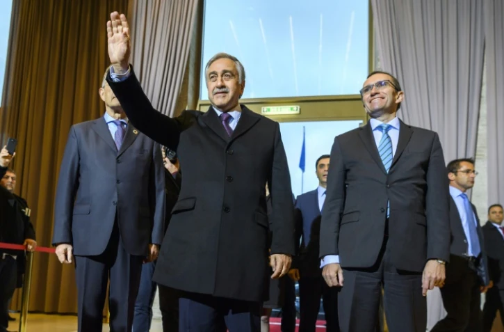 Le dirigeant chypriote turc Mustafa Akinci (c) et le Conseiller spécial du secrétaire général de l'ONU pour Chypre, Espen Barth Eide, lors de son arrivée à Genève, le 9 janvier 2017