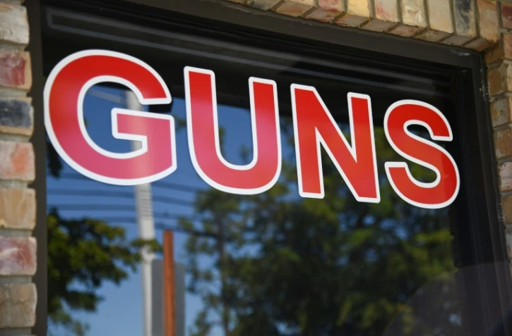 Montrés du doigt après le carnage au fusil d'assaut qui a fait 17 morts dans un lycée de Floride, les fabricants d'armes américains, déjà en situation financière difficile, subissent désormais la défiance de grandes entreprises qui ont commencé à s'en distancer