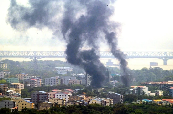 De la fumée au-dessus de Rangoun, le 27 mars 2021 en Birmanie