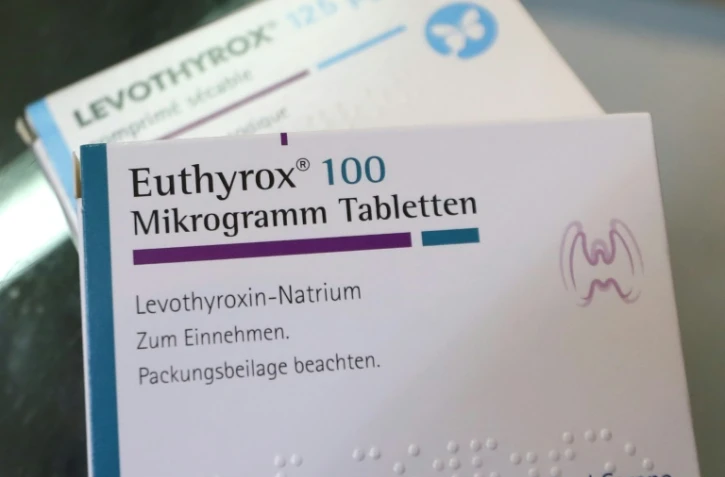 La Cour de cassation a rejeté mercredi le pourvoi du laboratoire pharmaceutique allemand Merck, condamné en 2020 par la Cour d'appel de Lyon à indemniser plus de 3.300 utilisateurs du Levothyrox ayant souffert d'effets secondaires à la suite d'un changement de formule.