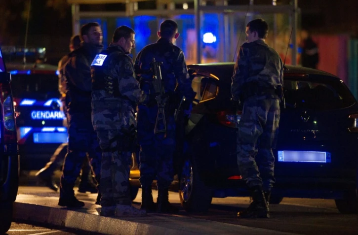 Des policiers patrouillent devant le collège des Trois Frontières, à Hegenheim, dans l'est de la France, le 16 novembre 2015, après qu'un collégien en a abattu un autre dans un bus