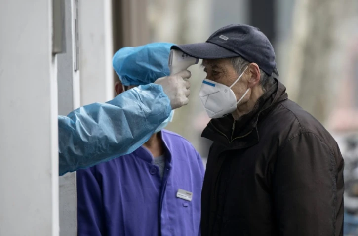Contôle avant d'entrer dans un hopital à Shanghai, le 13 février 2020