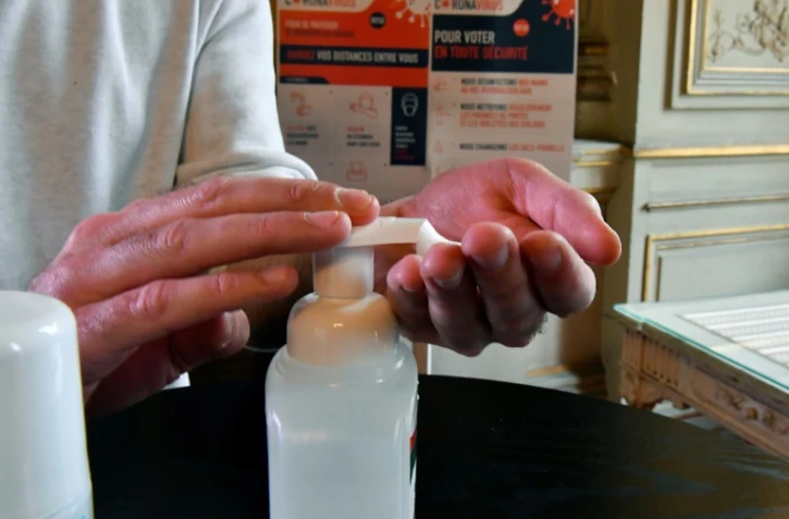 Du gel hydroalcoolique dans un bureau de vote à Bordeaux, le 11 mars 2020