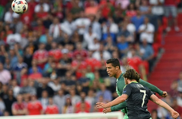 L'attaquant portugais Cristiano Ronaldo à la lutte avec Joe Allen du pays de Galles en demi-finale de l'Euro à Lyon, le 6 juillet 2016