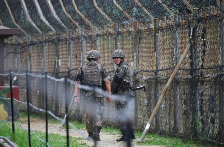 Des soldats sud-coréens patrouillent le long de la frontière avec la Corée du Nord à Goseong, le 14 juin 2019