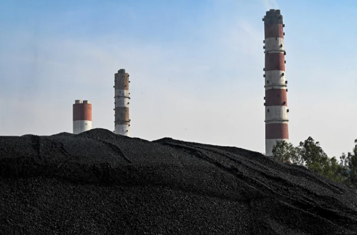 Des terrils de charbon aux abords de la centrale de la National Thermal Power Corporation (NTPC) Ă Dadri, le 6 avril 2022 en Inde