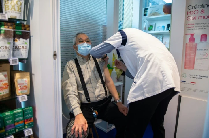 Vaccination contre le Covid-19 dans une pharmacie Ă Paris le 12 mars 2021