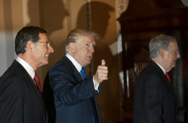 Donald Trump au Capitole avec le chef de file des républicains au Sénat Mitch McConnell et le sénateur John Barrasso, le 28 novembre 2017
