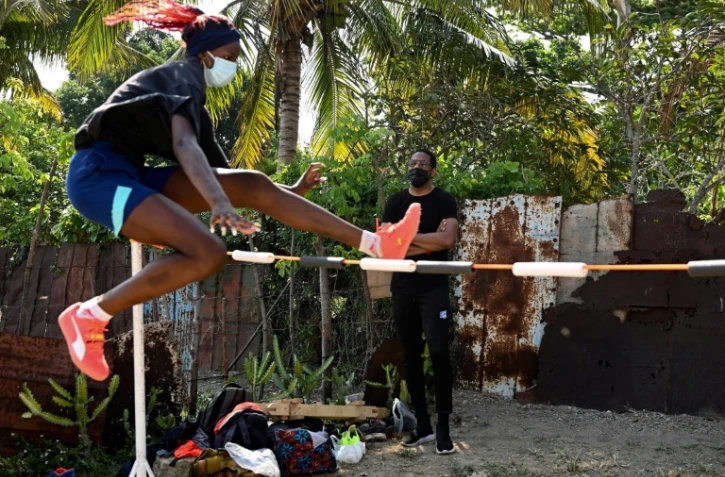 Javier Sotomayor, détenteur du record du monde du saut en hauteur, observe la jeune athlète cubaine Eliamnys Iznaga lors d'une séance d'entraînement à Guanabacoa (Cuba), le 15 mai 2021