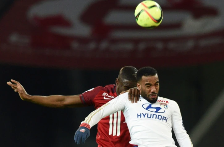 Duel aérien entre le Lillois Adama Soumaoro (g) et le Lyonnais Alexandre Lacazette, le 21 février 2016 au stade Pierre Mauroy