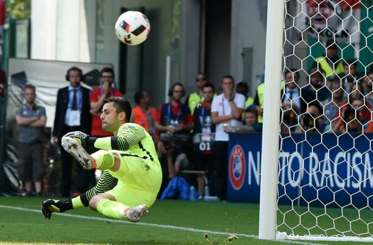 Le gardien de la Pologne Lukasz Fabianski lors de la séance des tirs au but à l'Euro face à la Suisse à Geoffroy-Guichard, le 25 juin 2016