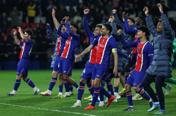 Les joueurs du PSG fêtent leur succès contre Brest, synonyme de 14e de titre de champion de France assuré, le 10 mai 2026 au Parc des Princes