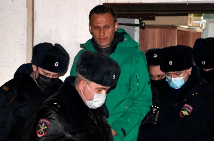 L'opposant russe Alexei Navalny est escorté hors du poste de police de Khiki, dans la banlieue de Moscou, le 18 janvier 2021 