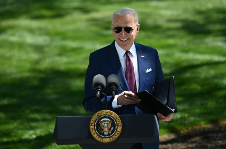 Le président américain Joe Biden s'exprime depuis les jardins de la Maison Blanche le 27 avril 2021