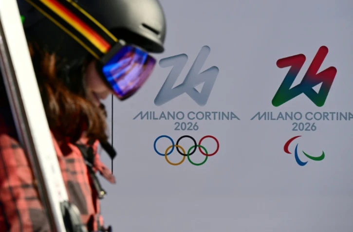 Les logos des Jeux olympiques et paralympiques 2026 de Milan Cortina photographiés le 17 janvier 2025 à Cortina d'Ampezzo