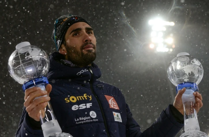 Martin Fourcade avec ses petits Globes du sprint et de l'Individuel après sa victoire sur le 10 km sprint, à Tioumen, le 22 mars 2018