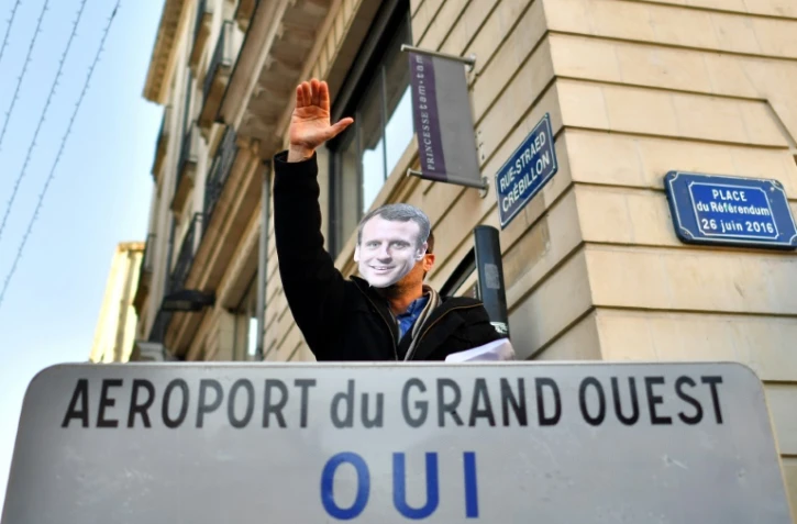 Un manifestant, favorable au projet d'aéroport de Notre-Dame-des-Landes, défile à Nantes avec un masque représentant Emmanuel Macron, le 2 décembre 2017