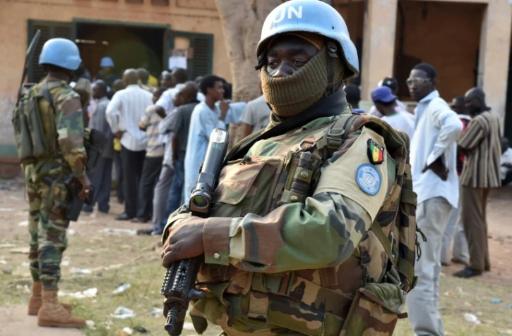 Des casques bleus  sénégalais de l'Onu devant un bureau de vote le 30 décembre 2015 à Bangui
