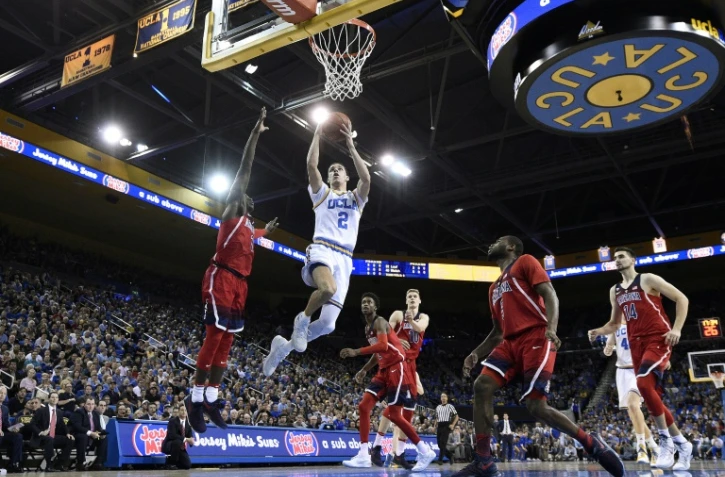 Lonzo Ball des UCLA Bruins met un panier contre Kadeem Allen des Arizona Wildcats le 21 janvier 2017 à Los Angeles
